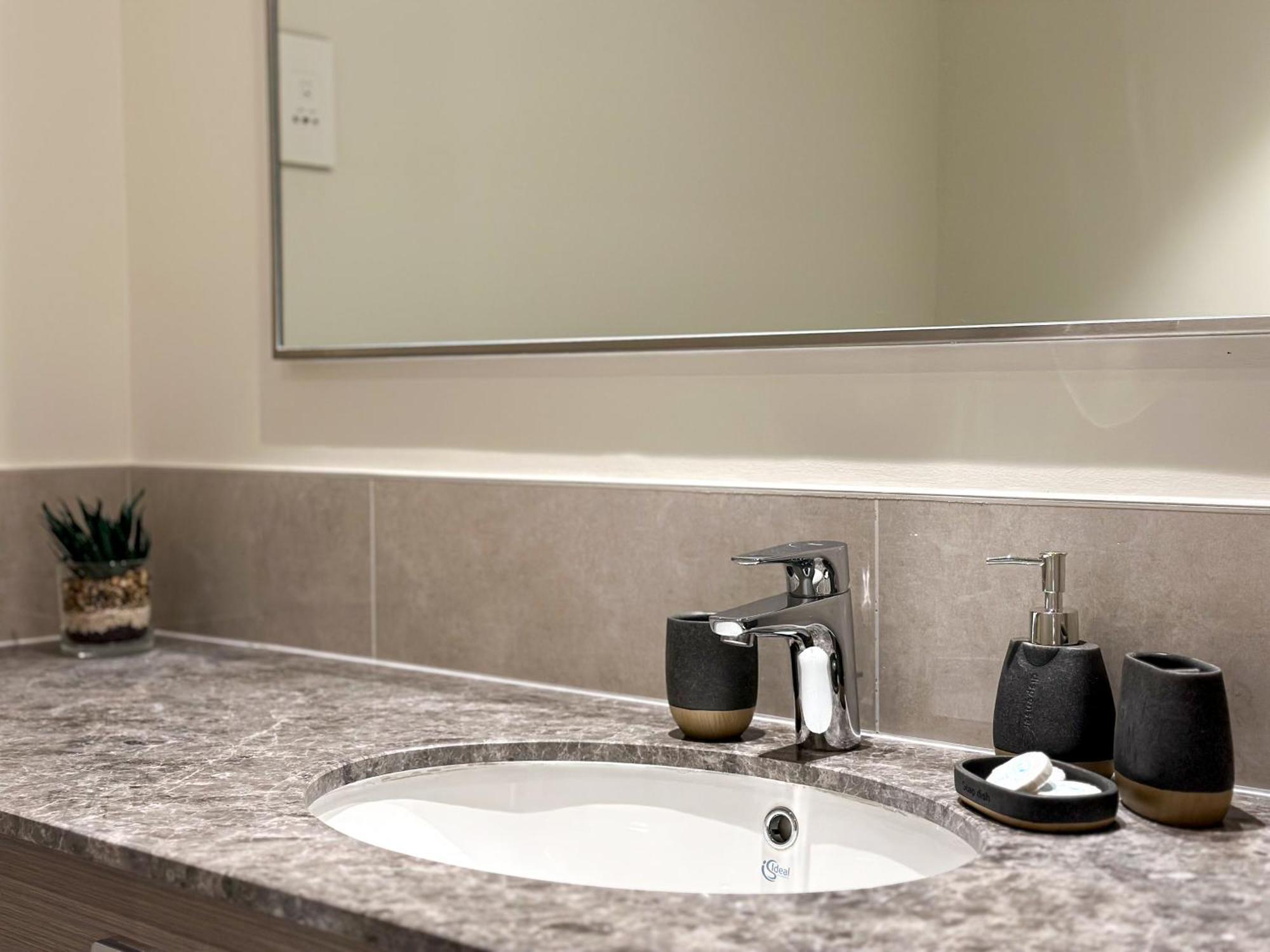 Apartment Higuests - Contemporary Comfort 1br In Tower 1